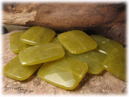 Grön facetterad rektangel serpentine ca 40x30 mm