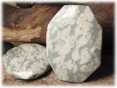 Grönmelerad oregelbunden stor peace sten ca60x47mm