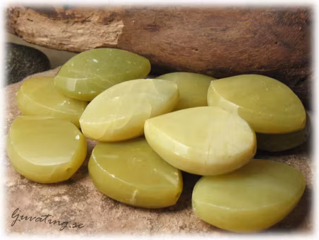 Grön facetterad droppe serpentine ca 40x28 mm