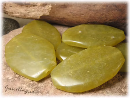 Grön oregelbunden stor serpentine ca 60x37 mm