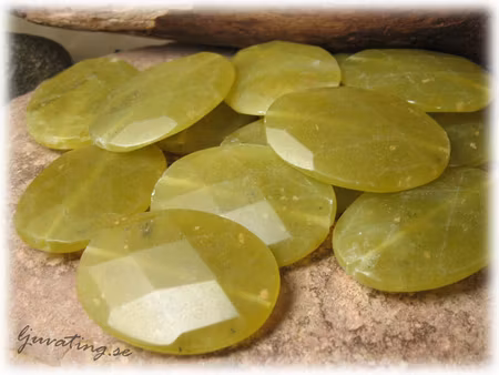 Grön facetterad oval serpentine ca 40x30 mm