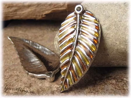 Hänge/berlock fjäder brun/gul ca 35x17 mm