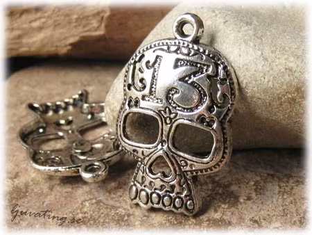 Hänge döskalle med siffra 13 i pannan ca 39x24 mm