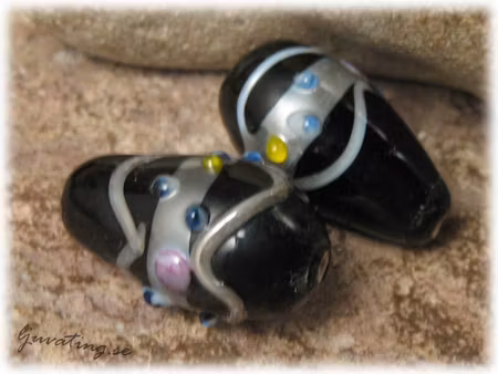 Wedding Cake opak svart droppe ca 22x14 mm