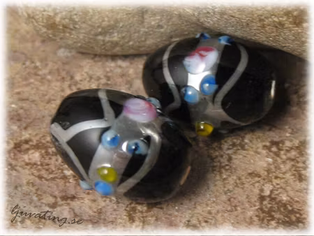 Wedding Cake opak svart oval pärla ca 20x14 mm