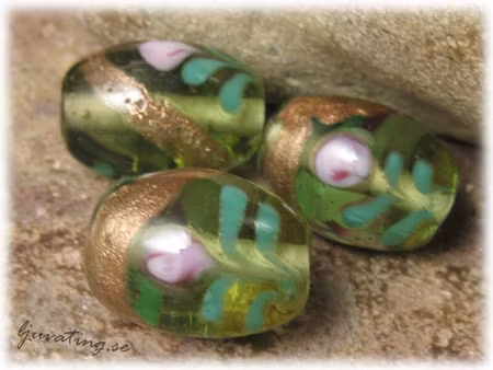 Glaspärla ljus grön oval med ros o blad ca20x13mm