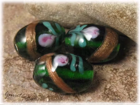 Glaspärla mossgrön oval med ros o blad ca20x13mm