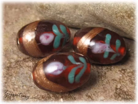 Glaspärla roströd oval med ros o blad ca20x13mm