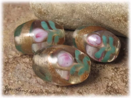 Glaspärla clear med ros o blad ca 20x13 mm