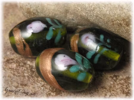 Glaspärla grön med ros o blad ca 20x13 mm