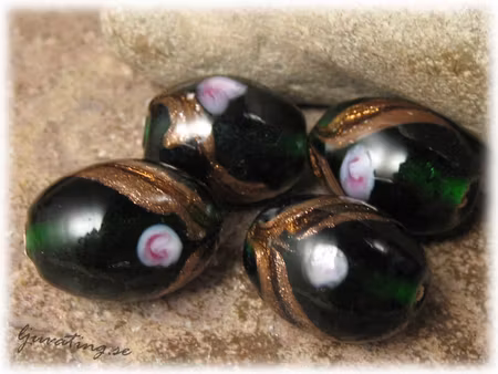 Glaspärla mörk grön oval med ros ca 20x14 mm