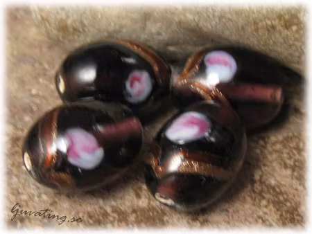 Glaspärla plommon lila oval med ros ca 20x14 mm