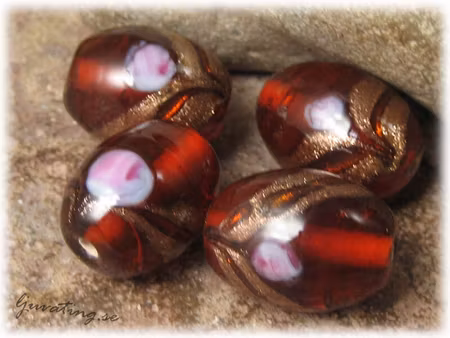 Glaspärla rost röd oval med ros ca 20x14 mm