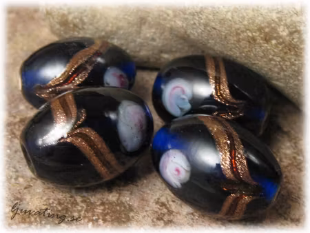 Glaspärla cobolt blå oval med ros ca 20x14 mm