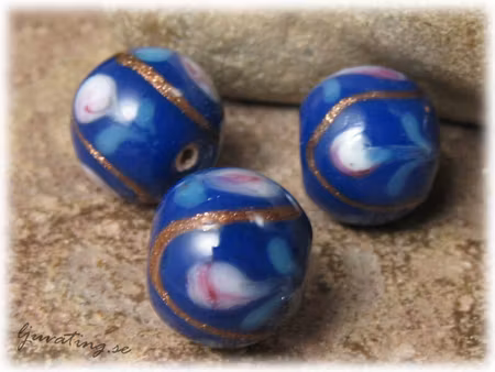 Glaspärla rund opak blå med blommor ca 15 mm