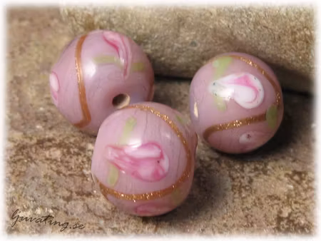 Glaspärla rund opak rosalila med blommor ca 15 mm