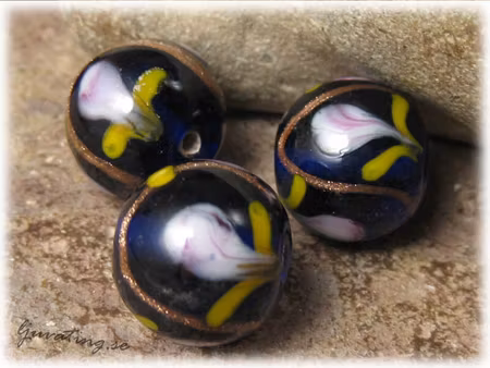 Glaspärla rund opak cobolt blå med blommor ca 15mm