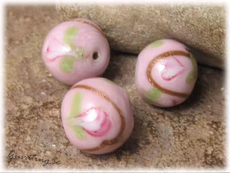Glaspärla rund opak rosa med blommor ca 15 mm