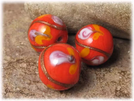 Glaspärla rund opak röd med blommor ca 15 mm