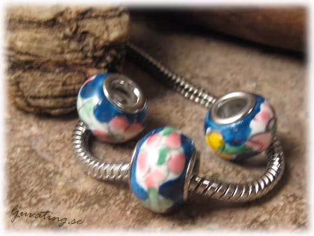 Ormlänkspärla i mörkblå porslin ca 13x10 mm