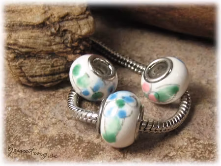 Ormlänkspärla i vit porslin ca 13x10 mm