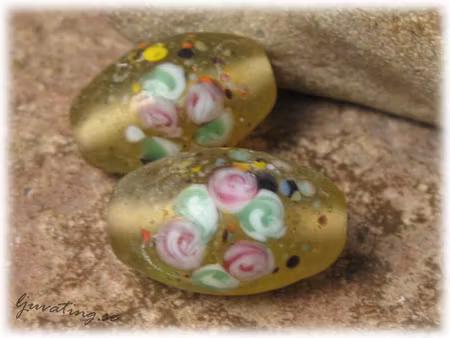 Matt frostad oliv oval pärla m blommor ca23x14mm