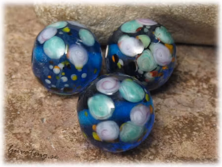 Transp aqua blå rund pärla med blommor ca 15 mm