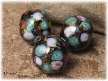 Transp plommon rund pärla med blommor ca 15 mm