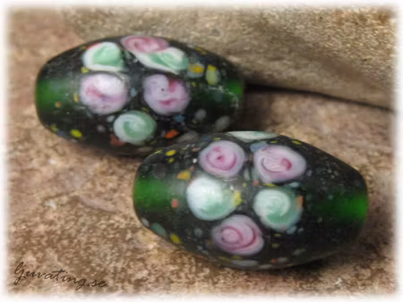 Matt frostad grön oval pärla m blommor ca23x14mm