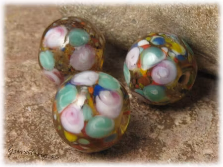 Transparent oliv rund pärla med blommor ca 15 mm