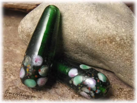 Transp grön stor droppe med blommor ca 34x12 mm