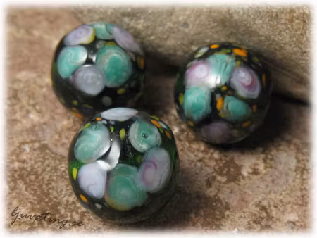 Transp grön rund pärla med blommor ca 15 mm