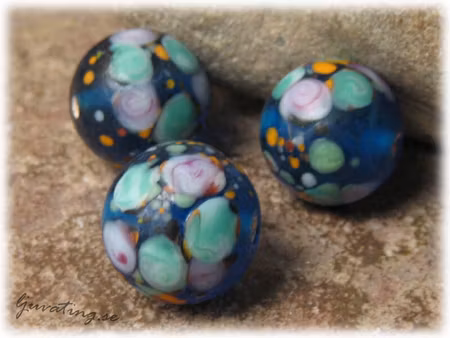 Matt aqua blå rund pärla m blommor ca 15 mm