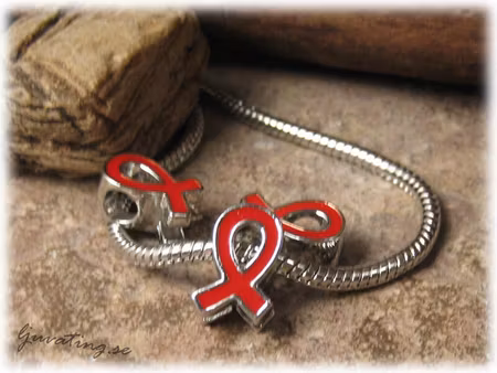 Ormlänkspärla rosa bandet rosett i röd emalj ca 15x10 mm