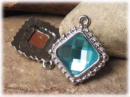 Hänge i metall  med aqua blå fasett ca 32x28 mm