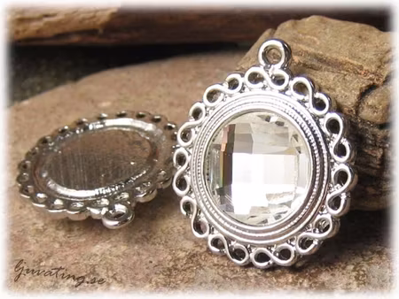 Runt hänge i metall clear fasett ca 33x29 mm