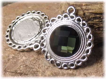 Runt hänge i metall mörk grön fasett ca 33x29 mm