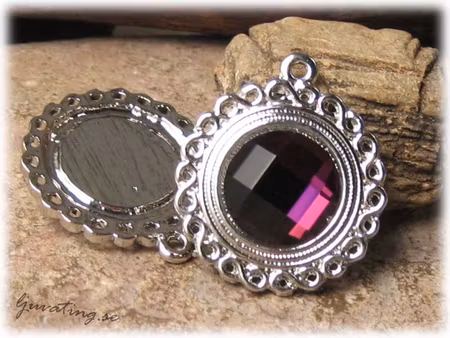 Runt hänge i metall plommon lila fasett ca 33x29mm