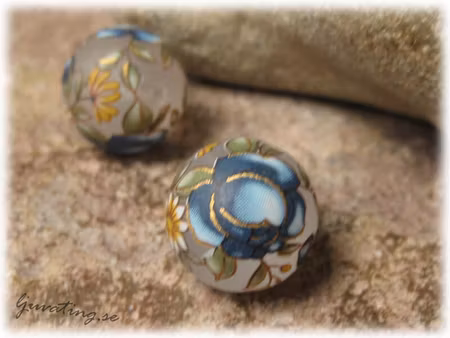 Rund Tensha frostad med blå ros ca 14 mm