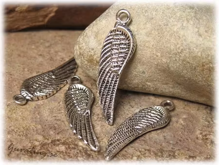 Berlock vinge med fjäderkänsla antikfinish ca 34x10mm