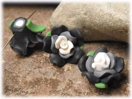 Fimopärla svart/grå/vit ros ca 20x13 mm