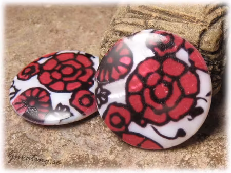 Snäckskalspärla coin vit med röda blommor ca 30 mm