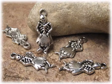 Berlock skelett med kjol i tibetsilver ca 24x9 mm