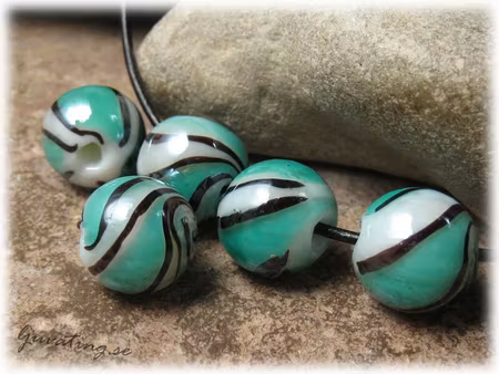 Rund randig glaspärla vit blågrön svart ca14mm