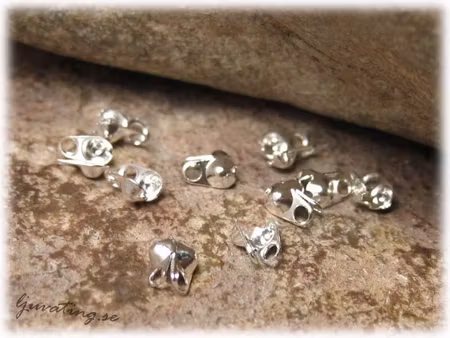 Knutgömma silverfärgad pyttesmå 10-Pack ca 4x2 mm