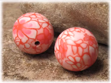 Lerpärla rund rosa med röda vita blommor ca 16 mm