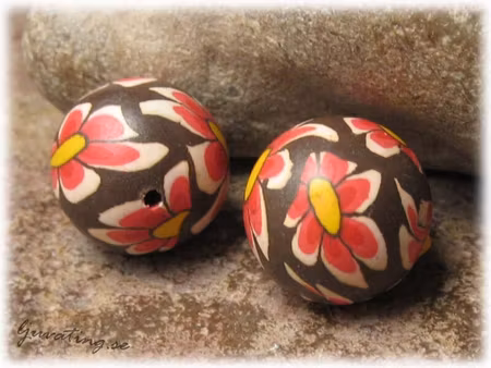 Lerpärla rund brun med röda blommor ca 16 mm