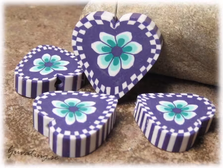 Lerpärla mörklila hjärta med blomma ca 22 mm