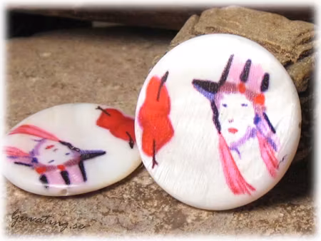 Snäckskalspärla vit coin färgglatt motiv ca 30 mm