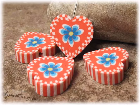 Lerpärla rött hjärta med blomma ca 19 mm